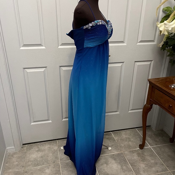 DEB    PROM Gorgeous blue, and sparkly dress.  SIZE:7/8 - Picture 5 of 6